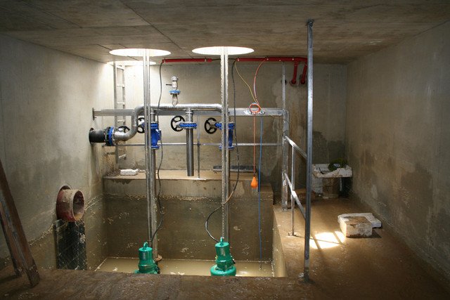 Pohled do čerpací jímky dešťové vody s velkým retenčním prostorem