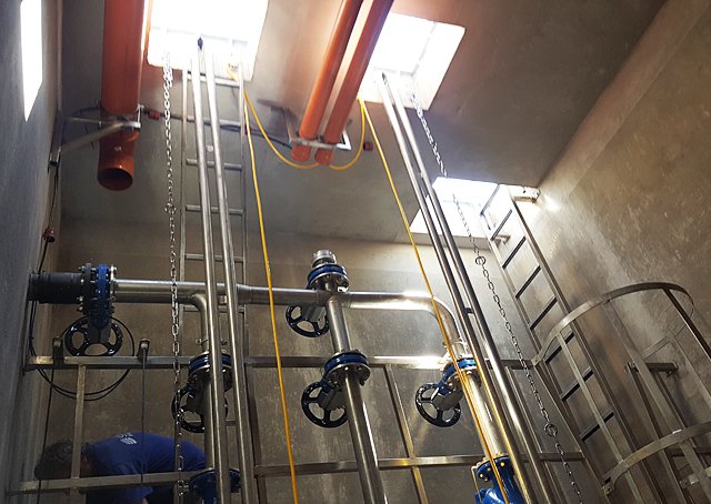 Obslužná podesta čerpací jímky s nerezovými šoupaty ZETA