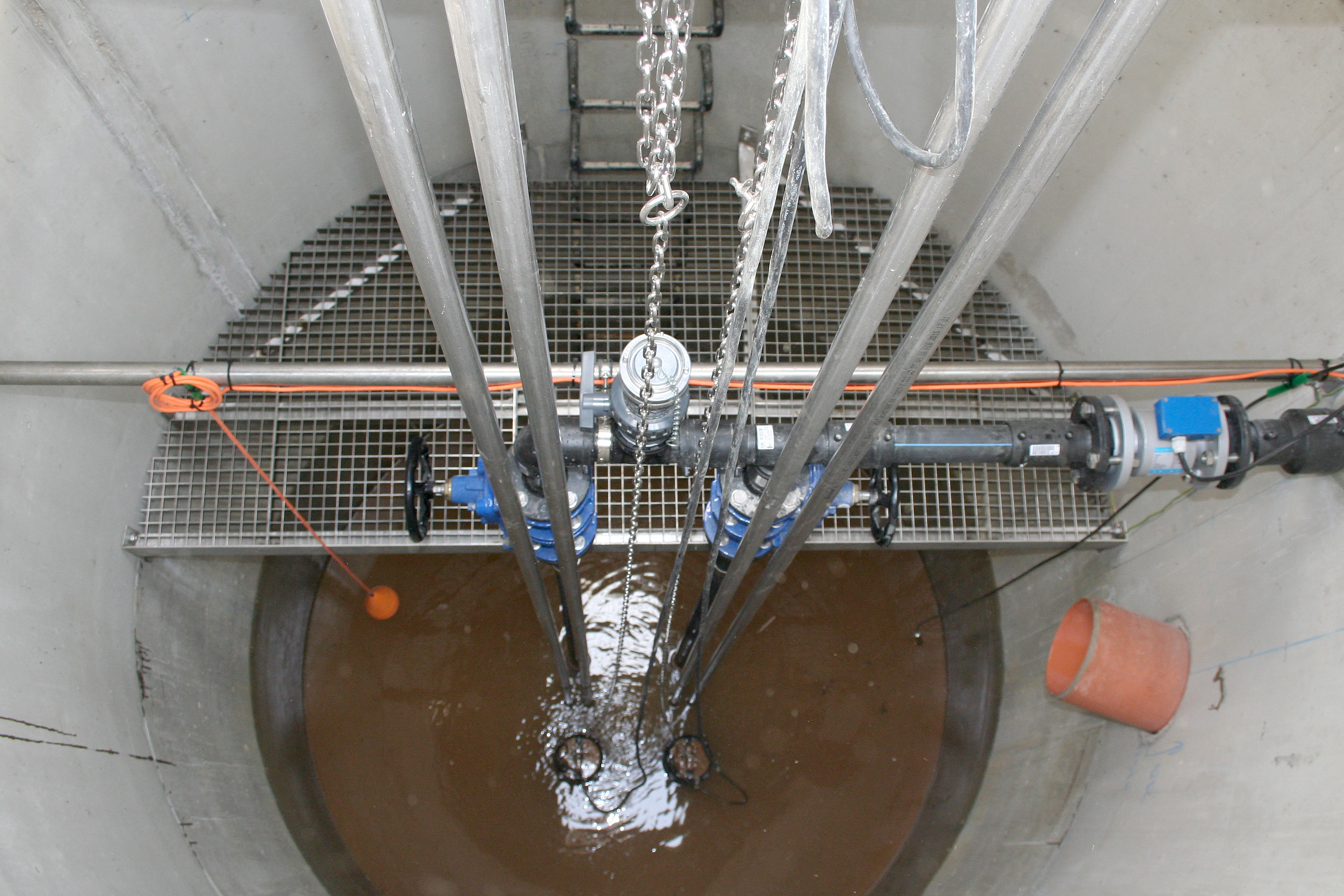 Čerpací jímka s nerezovou obslužnou lávkou