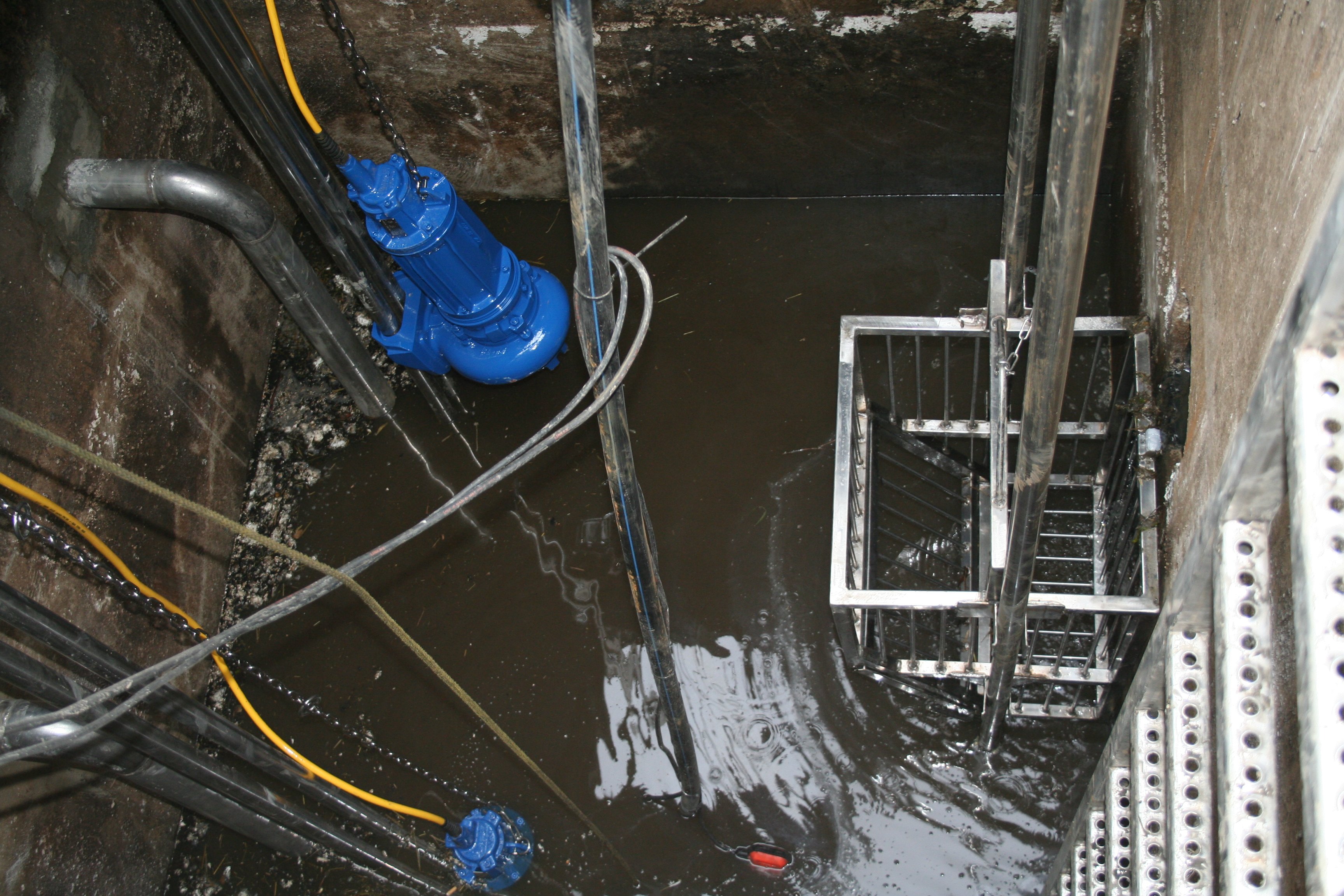 Kanalizační čerpací jímka s armaturní šachtou