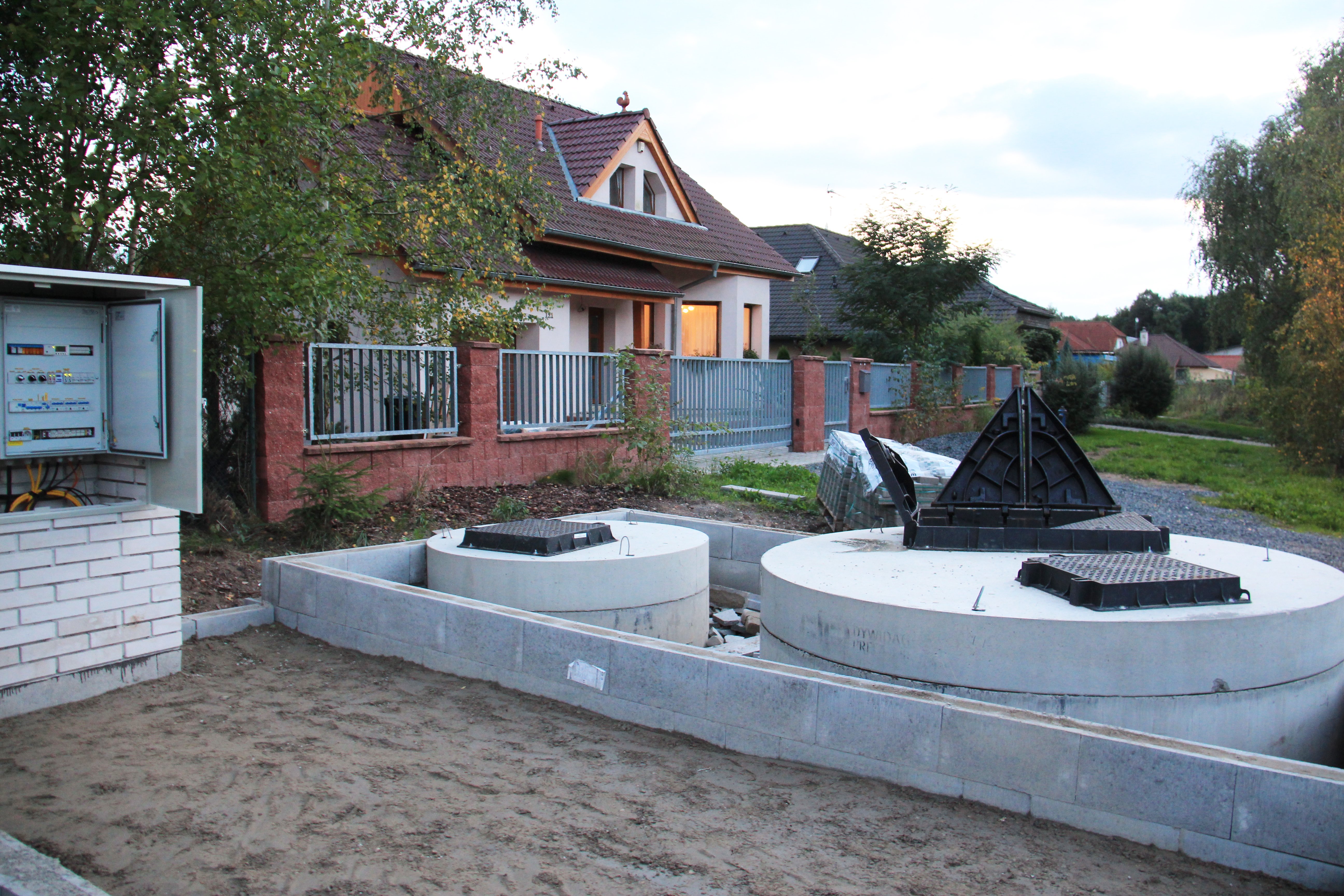 Kanalizační čerpací jímka s armádní šachtou